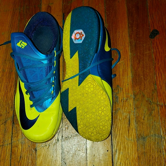 Sneakers - Picture 1 of 3